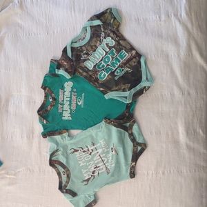 Bundle 3pack Mossy Oak green/camo onesies size 0-3months